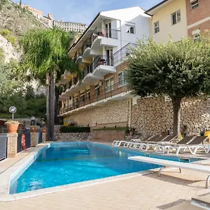 https://corallo-taormina-98039.taorminaitalyhotels.com